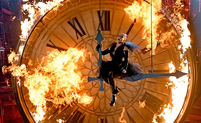 2016公告牌(Billboard)音乐颁奖典礼上P!NK空中开唱,阿黛尔斩获大奖