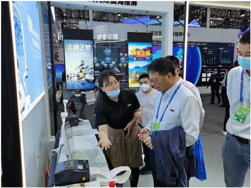 数字教育创新性产品——AOC班脑全球首发，打造自主学习管理平台