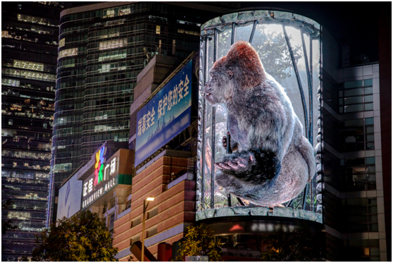 广州繁华商圈惊现巨型金刚!
